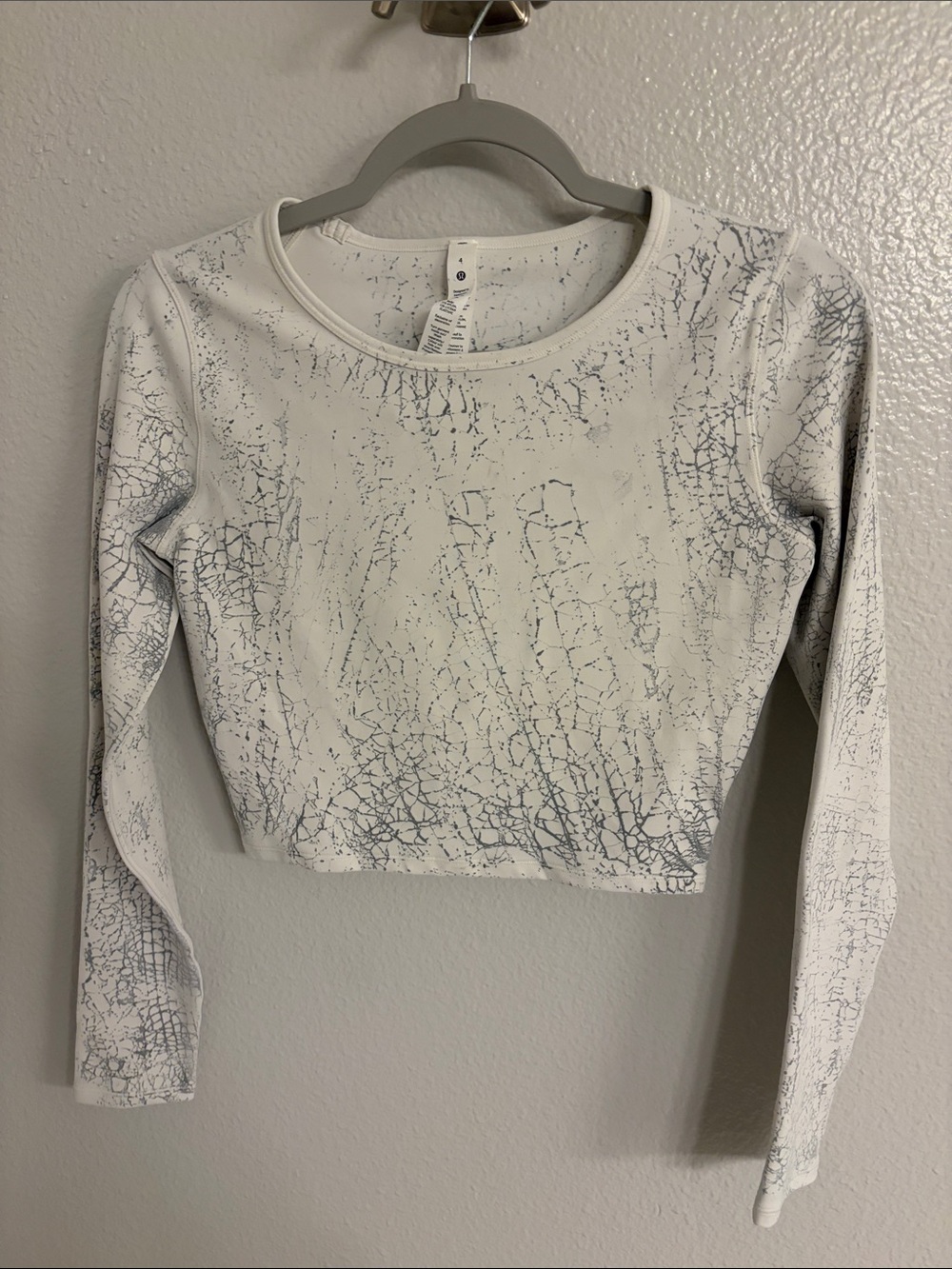 LuLu Cropped Long-Sleeve Crewneck Top - White with Gray Crackle Print